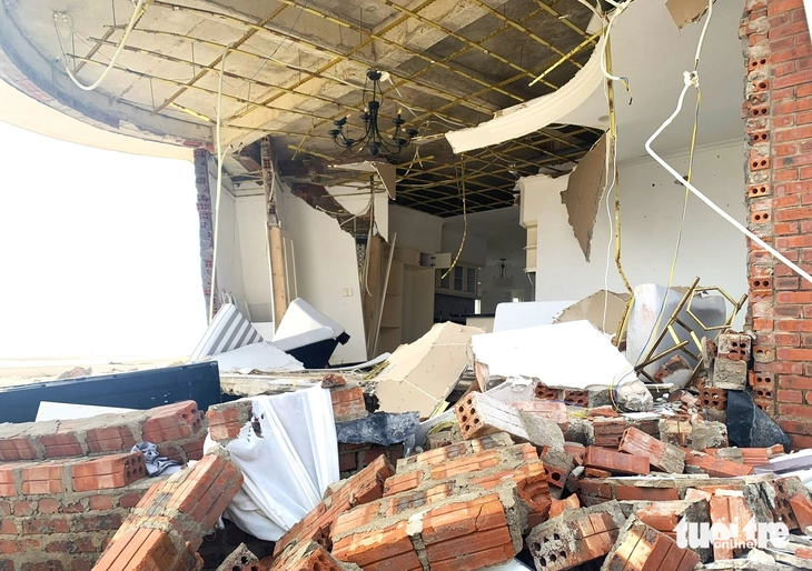 Nguyên nhân loạt biệt thự ven biển bị đổ sập, hư hỏng trong bão Bualoi - Ảnh 2.