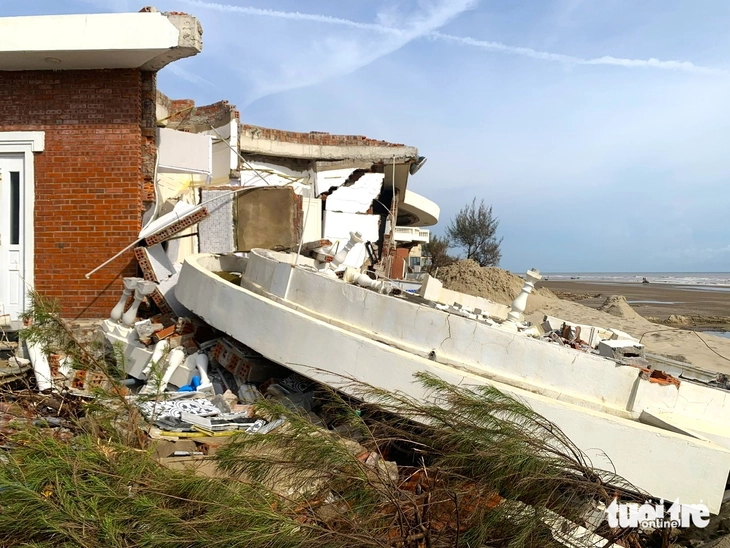 Nguyên nhân loạt biệt thự ven biển bị đổ sập, hư hỏng trong bão Bualoi - Ảnh 3.