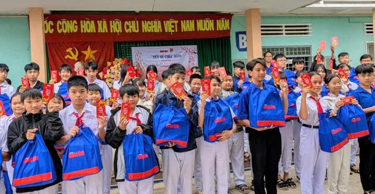 Bao lì xì và quà 'Tết sẻ chia' của Tuổi Trẻ đến với 1.000 học trò vùng bão lũ Gia Lai - Ảnh 6.