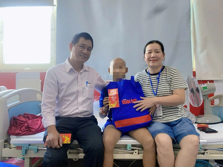 Bà ngoại đơn độc chăm cháu ung thư máu, nhận quà Tết của Tuổi Trẻ rưng nước mắt - Ảnh 3.