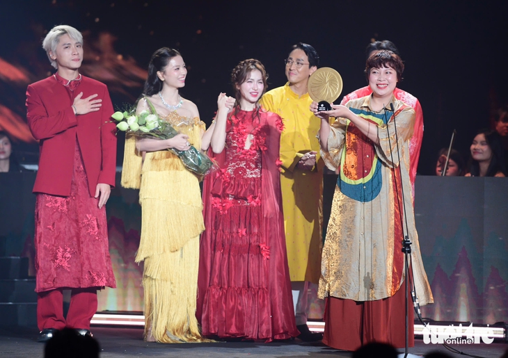 Hòa Minzy khóc, phim 'Mưa đỏ' thắng lớn tại giải Tinh hoa Việt - Ảnh 6. Hòa Minzy - Ảnh 6.