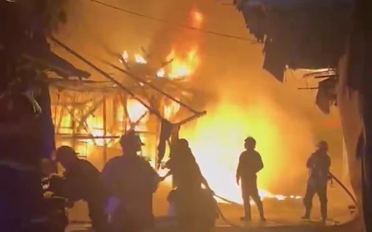 Chủ nhà bất lực nhìn lửa nuốt trọn dãy nhà cạnh chợ Nhị Thiên Đường: 'Coi như mất Tết' - Ảnh 6.