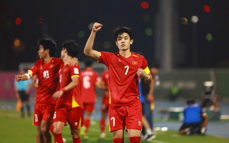 Báo Hàn bình luận về 'khoảnh khắc cúi đầu của HLV Kim Sang Sik' khi U23 Việt Nam chiến thắng - Ảnh 2.