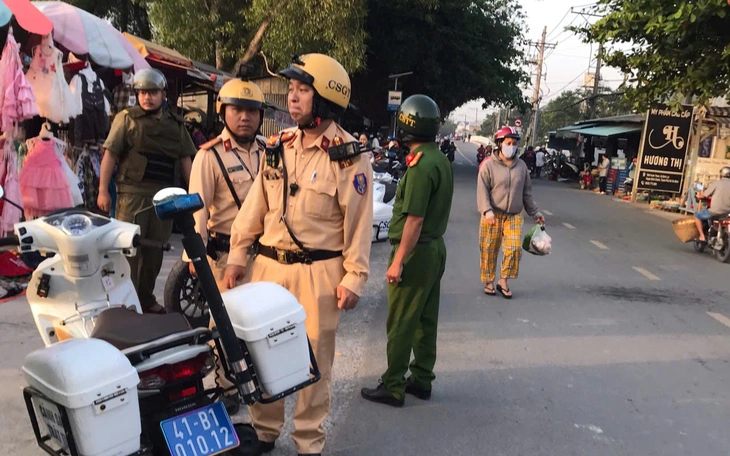 Xử phạt lấn chiếm vỉa hè: mạnh tay như Singapore được không?  - Ảnh 3.