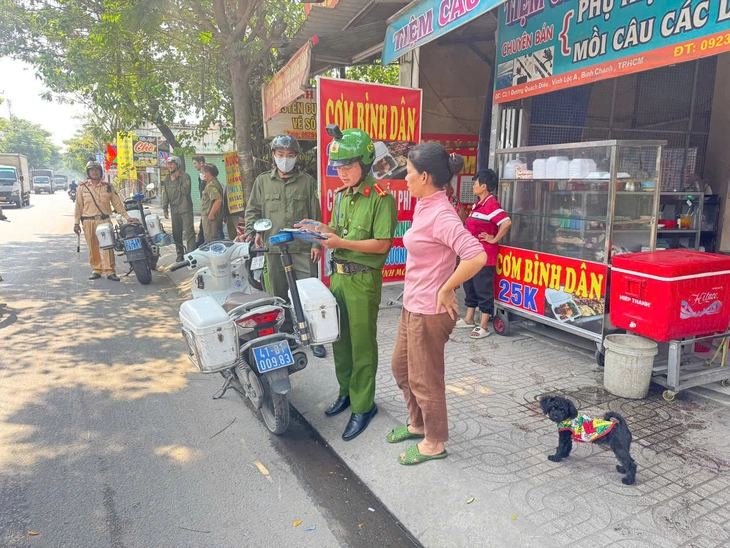 Xử lý hàng quán, xe cộ lấn chiếm vỉa hè trên 5 tuyến đường ở Bình Tân, Vĩnh Lộc - Ảnh 5.