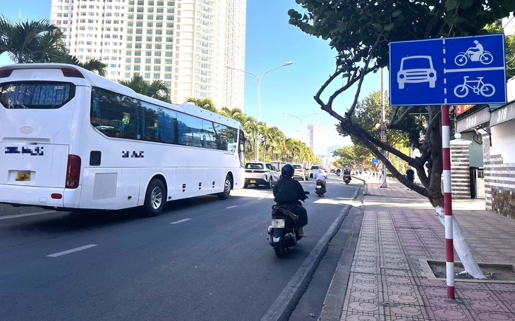 Đặt lại biển báo giao thông trên đường Trần Phú ở Nha Trang, xe hơi được lưu thông chung làn xe máy - Ảnh 2.