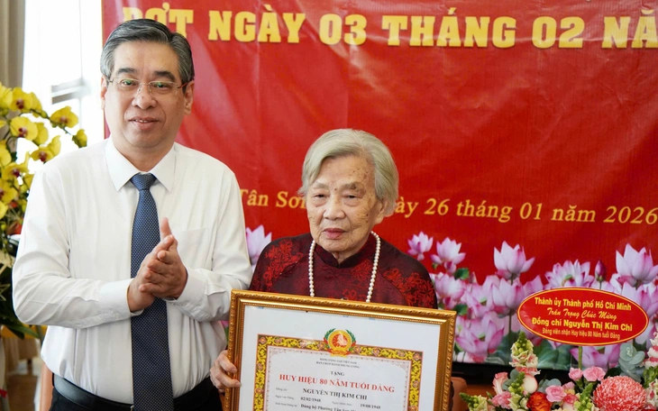 Lãnh đạo Thành uỷ TP.HCM trao Huy hiệu 45 tuổi Đảng cho nguyên Thứ trưởng Bộ Công an - Ảnh 4.