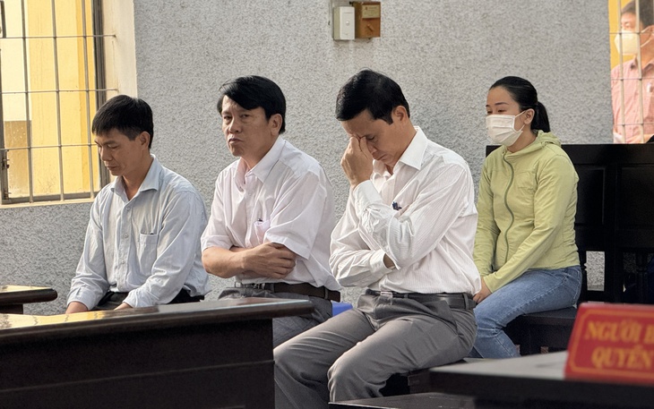 Cựu giám đốc CDC Huế lĩnh án tù vì mua vắc xin ngoài đấu thầu - Ảnh 1.