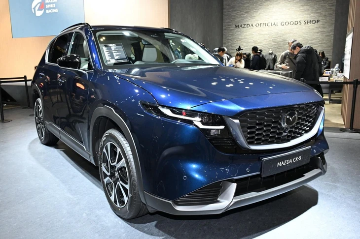 Mazda CX-5 thế hệ mới không còn chật chội như thế nào: Không gian rộng hơn, người cao 1m80 vẫn có thể ngủ thoải mái trong xe- Ảnh 1. Mazda CX-5 - Ảnh 1.