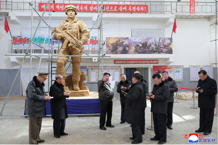 Ông Kim Jong Un thị sát xây dựng tượng đài tưởng niệm binh sĩ Triều Tiên tử trận ở nước ngoài - Ảnh 1. Ông Kim Jong Un thị sát xây tượng đài binh sĩ Triều Tiên tử trận ở nước ngoài - Ảnh 1.