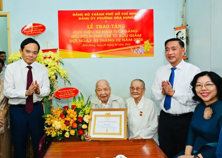 Bí thư Thành ủy TP.HCM Trần Lưu Quang trao Huy hiệu 80 năm tuổi Đảng - Ảnh 2.