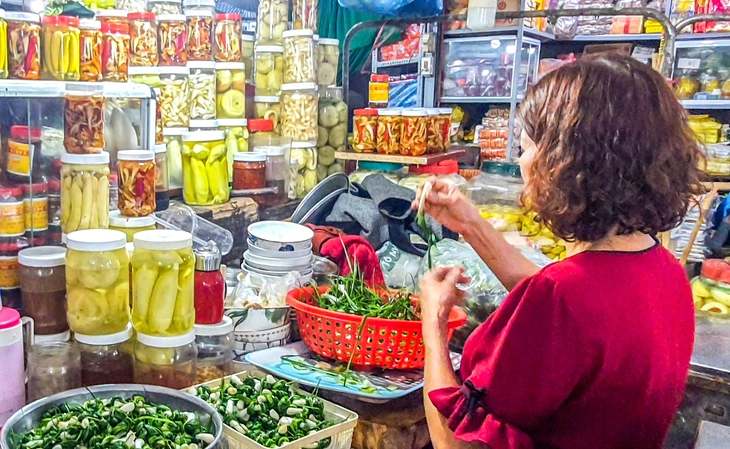 Săn đặc sản ăn chơi ngày Tết - Kỳ 1: Chát chát chua chua nhưng phải bỏ tiền mà mua - Ảnh 1. đặc sản - Ảnh 1.