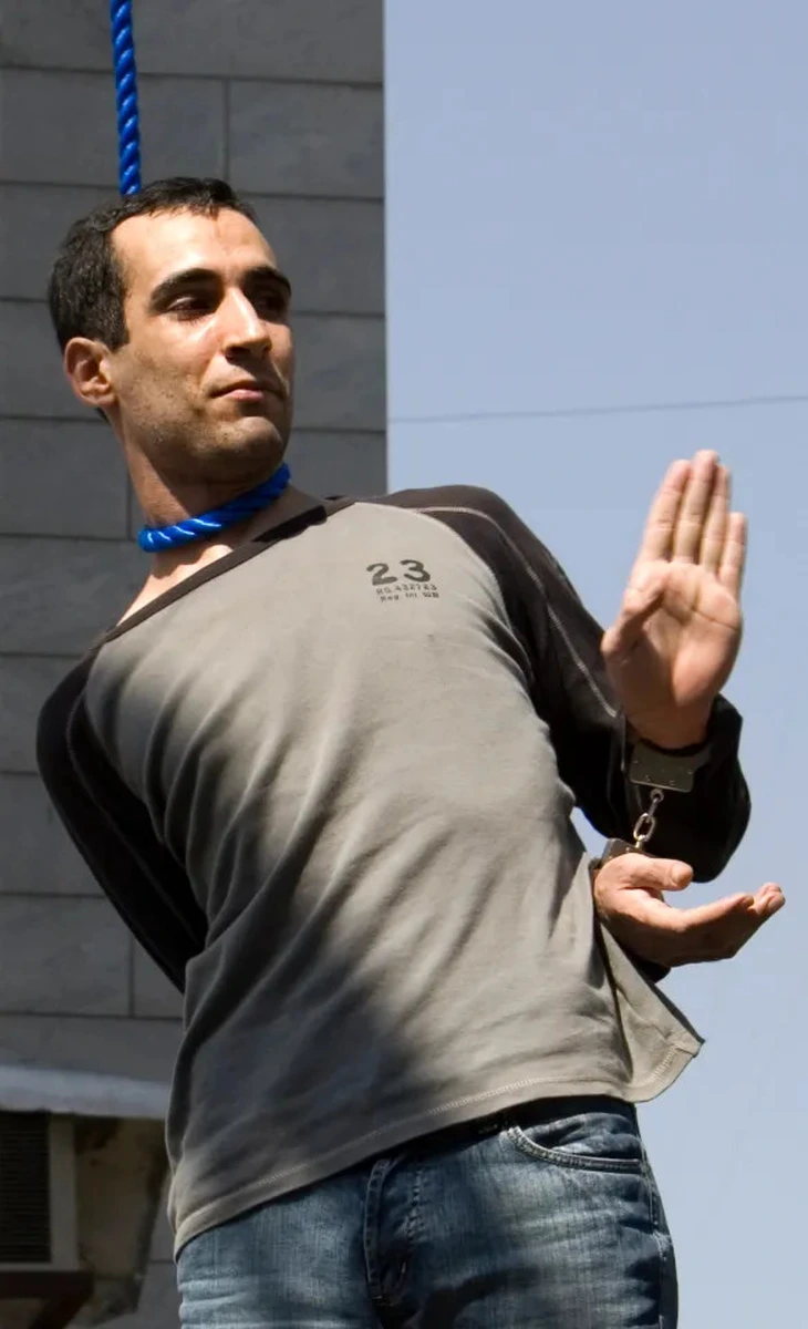 Loạt ảnh Iran công khai treo cổ người biểu tình là sai sự thật - Ảnh 2.