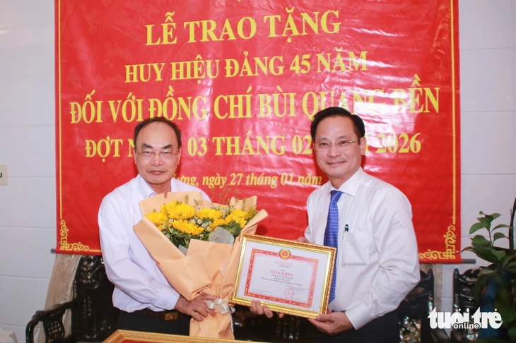 Lãnh đạo Thành ủy TP.HCM trao Huy hiệu 45 tuổi Đảng cho nguyên Thứ trưởng Bộ Công an - Ảnh 2.