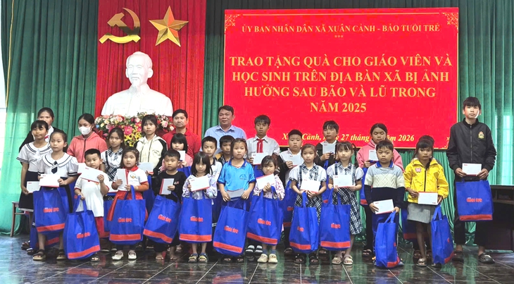 Quà xuân của bạn đọc Tuổi Trẻ đến với giáo viên, học sinh vùng bão lũ Sông Cầu - Ảnh 1. Tuổi Trẻ - Ảnh 1.