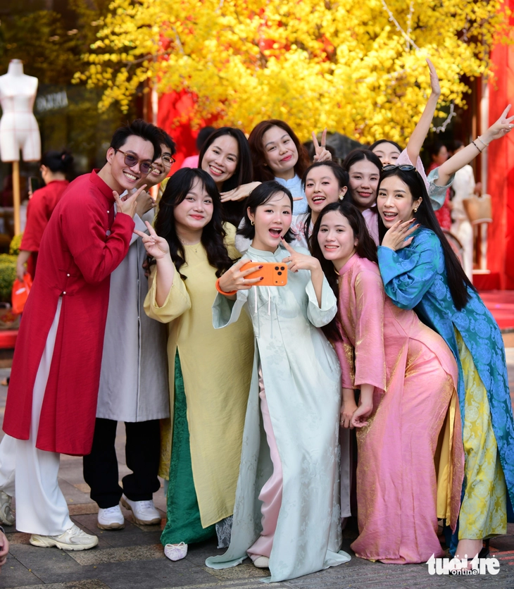 Những lời chúc Tết Bính Ngọ 2026 may mắn cho ngày đầu năm hanh thông - Ảnh 1. Những lời chúc Tết Bính Ngọ 2026 may mắn, khởi đầu năm mới suôn sẻ, phát tài - Ảnh 1.