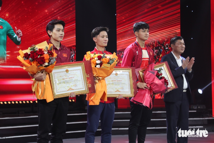 Cầu thủ U23 Việt Nam Đình Bắc, Văn Bình tiết lộ mẫu bạn gái - Ảnh 4.