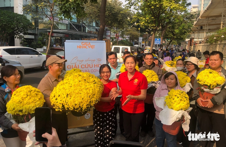 Gala nhạc Việt ‘giải cứu’ hơn 1.000 chậu cúc mâm xôi, sẻ chia cùng nông dân miền Tây - Ảnh 3.