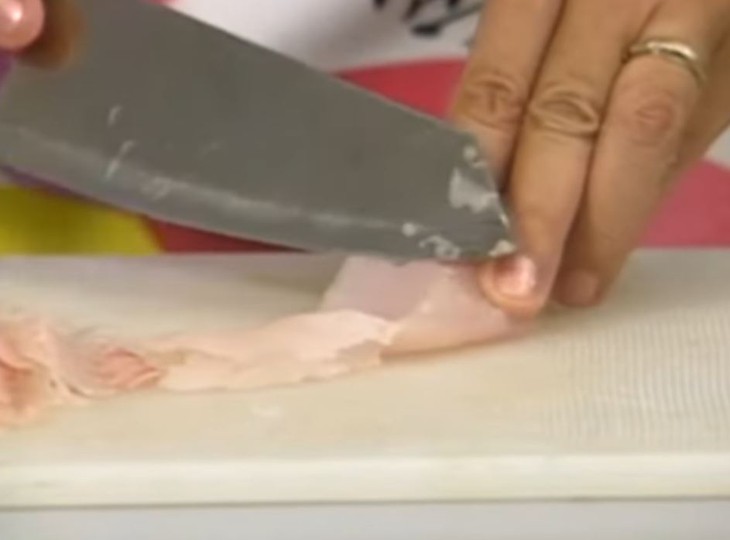 Clip dạy nấu ăn hơn 30 năm trước viral, làm gỏi cá cần 40 trái chanh?! - Ảnh 2.