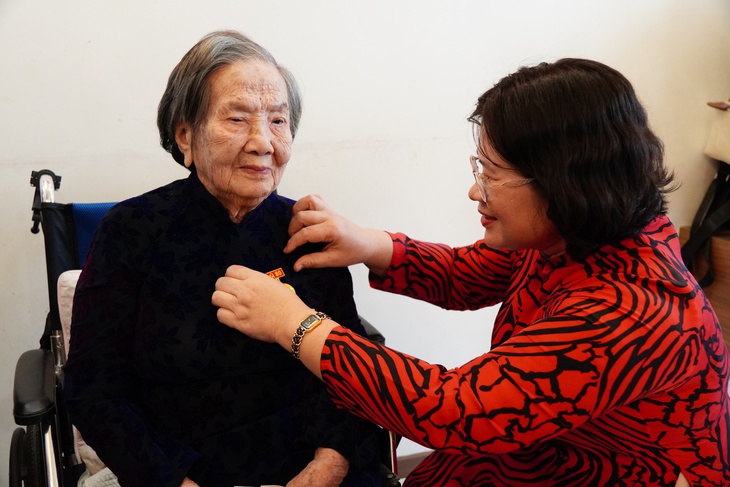 Phó bí thư Thành ủy TP.HCM Văn Thị Bạch Tuyết trao Huy hiệu 80 năm tuổi Đảng ở phường An Khánh - Ảnh 1.