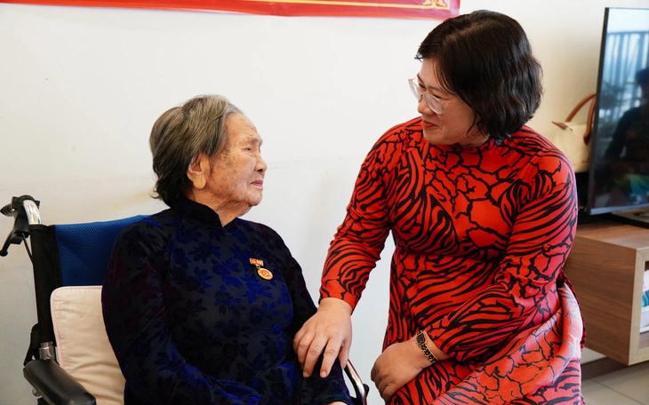 Trung tướng Mai Hoàng trao Huy hiệu 80 năm tuổi Đảng cho Đại tá Lê Hãn  - Ảnh 4.