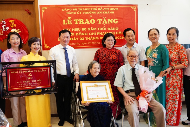 Phó bí thư Thành ủy TP.HCM Văn Thị Bạch Tuyết trao Huy hiệu 80 năm tuổi Đảng ở phường An Khánh - Ảnh 3.