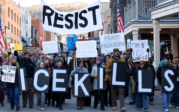 Ông Trump gọi nạn nhân bị đặc vụ ICE bắn chết là 'kẻ kích động' - Ảnh 3.