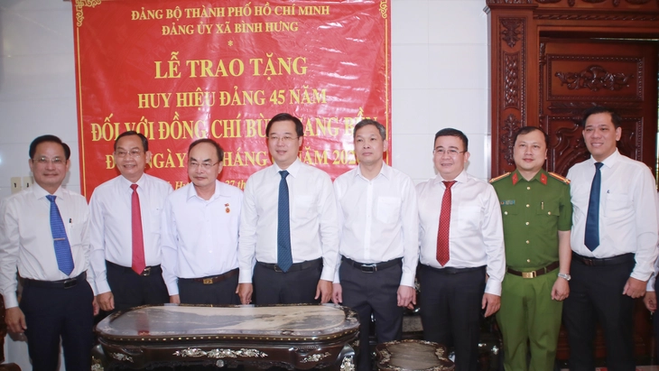 Lãnh đạo Thành ủy TP.HCM trao Huy hiệu 45 tuổi Đảng cho nguyên Thứ trưởng Bộ Công an - Ảnh 3.