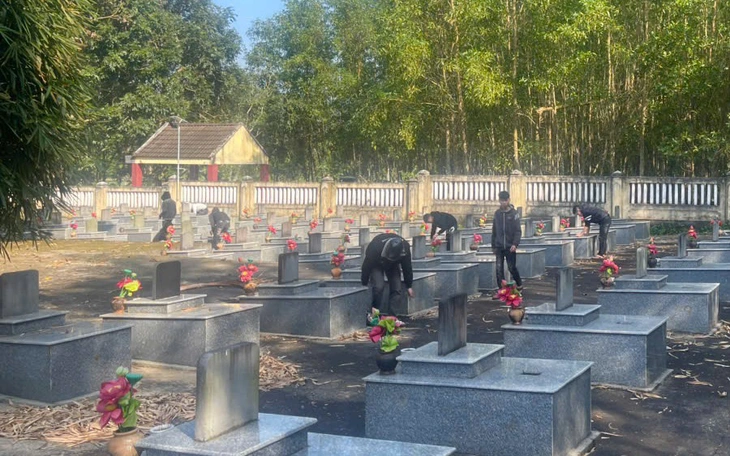 Người vi phạm hành chính dọn nghĩa trang, công viên, quét đường thay phạt tiền, được không? - Ảnh 3.