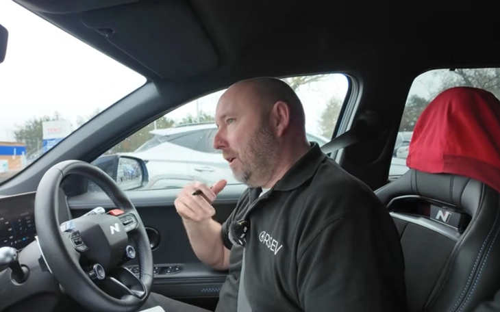 'Sạc xe điện thực chất nhanh hơn đổ xăng, cứ 16.000km có thể tiết kiệm được gần 2 giờ cuộc đời' - Ảnh 2.