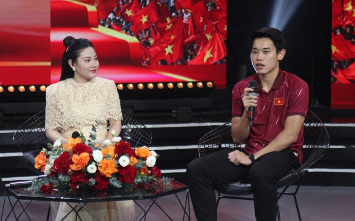 Đình Bắc nhận cúp Vua phá lưới U23 châu Á ở sân Hàng Đẫy - Ảnh 2.