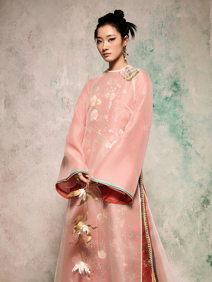 Áo dài linh mã ‘phi nước đại’ chào xuân Bính Ngọ 2026 - Ảnh 1. áo dài - Ảnh 1.