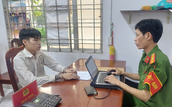 Khởi tố đối tượng ném 'bom xăng' vào nhà người khác để trả thù - Ảnh 3.