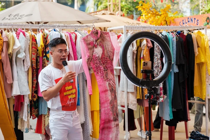 Nghệ sĩ kêu gọi quyên góp quần áo bán gây quỹ giúp bệnh nhi - Ảnh 3. Nghệ sĩ - Ảnh 3.