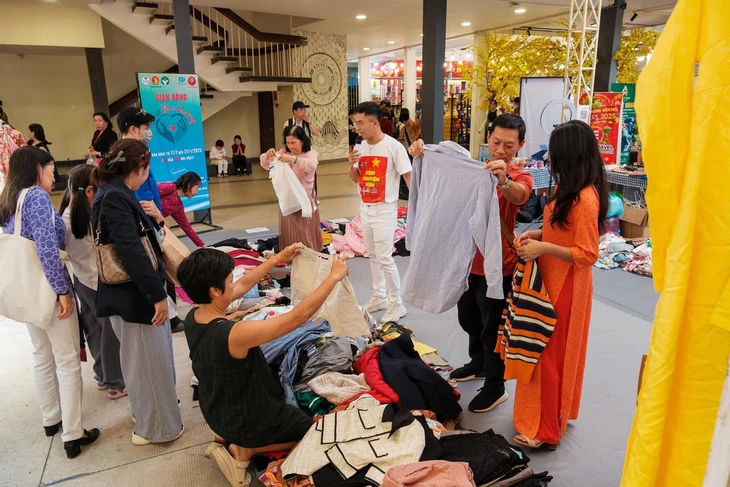 Nghệ sĩ kêu gọi quyên góp quần áo bán gây quỹ giúp bệnh nhi - Ảnh 4. Nghệ sĩ kêu gọi quyên góp quần áo bán gây quỹ giúp bệnh nhi ung thư - Ảnh 4.