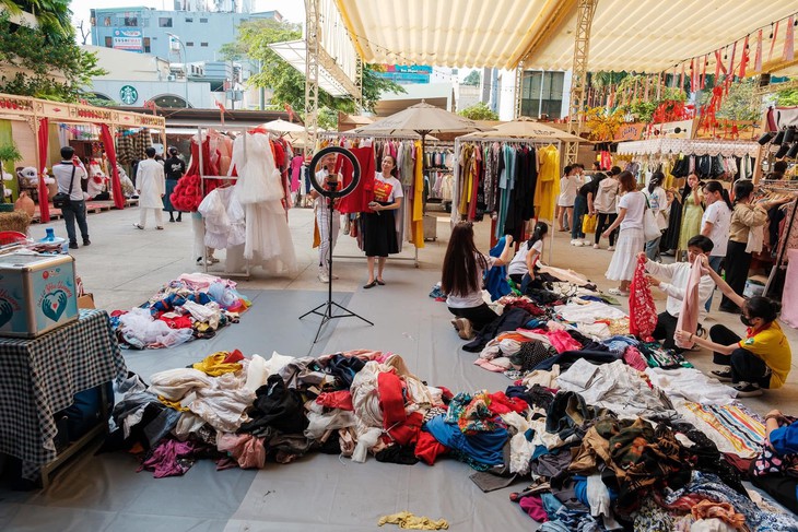 Nghệ sĩ kêu gọi quyên góp quần áo bán gây quỹ giúp bệnh nhi - Ảnh 2. Nghệ sĩ - Ảnh 2.