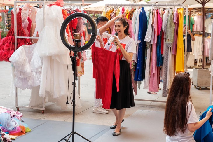 Nghệ sĩ kêu gọi quyên góp quần áo bán gây quỹ giúp bệnh nhi - Ảnh 1. Nghệ sĩ kêu gọi quyên góp quần áo bán gây quỹ giúp bệnh nhi ung thư - Ảnh 1.