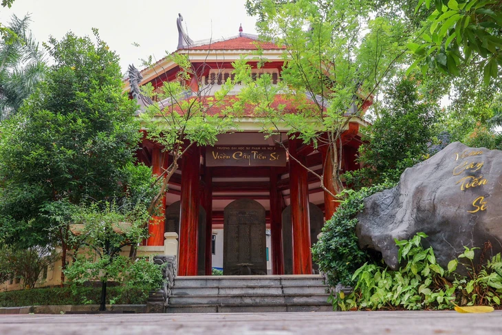 Đình chỉ công tác giảng viên dùng bằng giả, bị đục tên khỏi bia tiến sĩ - Ảnh 1.