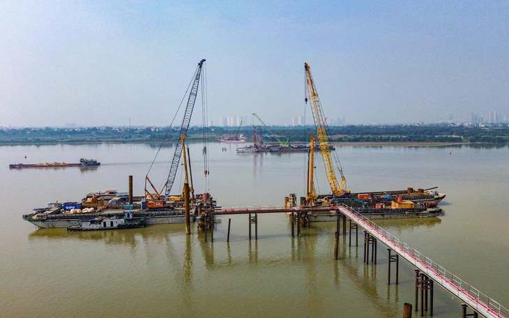 Người dân tất bật di dời, bàn giao mặt bằng làm cầu dây văng gần 20.000 tỉ ở Hà Nội - Ảnh 2.