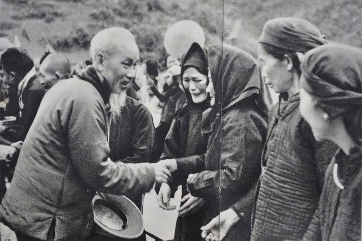 Hai tay xây dựng một sơn hà - Ảnh 1. Hai tay xây dựng một sơn hà - Ảnh 1.