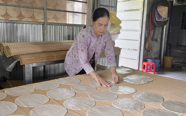 Làng nghề bánh tráng trăm tuổi tất bật vào vụ Tết - Ảnh 3.