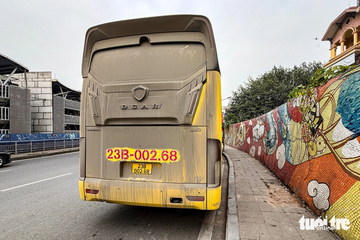 Xe đi trời mưa làm bùn đất che kín biển số, tài xế có bị xử phạt? - Ảnh 1.