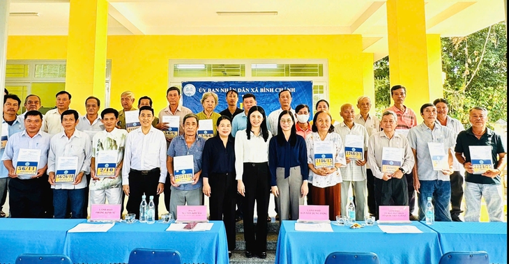 Xã Bình Chánh, TP.HCM trao thông báo và tặng biển số nhà cho 4.000 hộ dân - Ảnh 3.