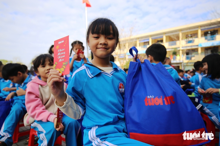 Quà Tết báo Tuổi Trẻ đến với học sinh vùng lũ: 'Mình sẽ đưa cho mẹ mua quần áo Tết' - Ảnh 2.