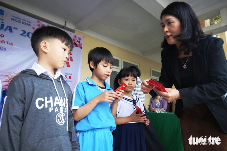 Quà Tết báo Tuổi Trẻ đến với học sinh vùng lũ: 'Mình sẽ đưa cho mẹ mua quần áo Tết' - Ảnh 3.