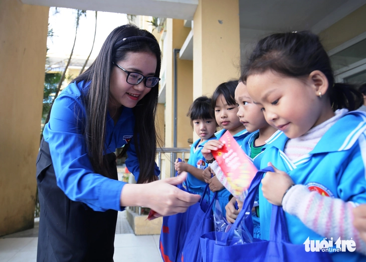 Quà tết báo Tuổi Trẻ đến với học sinh vùng lũ: 'Mình sẽ đưa cho mẹ mua quần áo tết' - Ảnh 4.