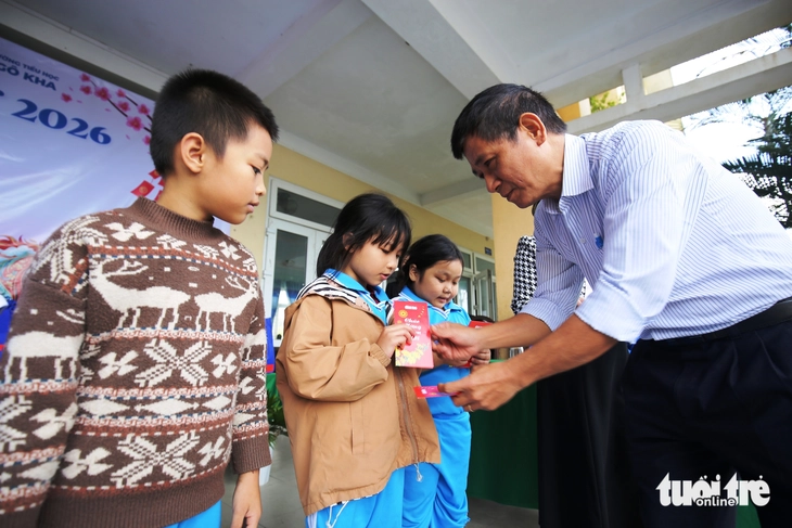 Quà Tết báo Tuổi Trẻ đến với học sinh vùng lũ: 'Mình sẽ đưa cho mẹ mua quần áo Tết' - Ảnh 5.