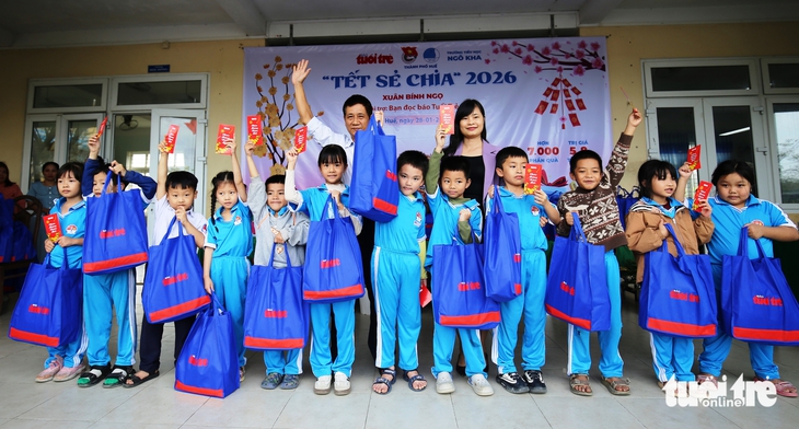 Quà Tết báo Tuổi Trẻ đến với học sinh vùng lũ: 'Mình sẽ đưa cho mẹ mua quần áo Tết' - Ảnh 6.