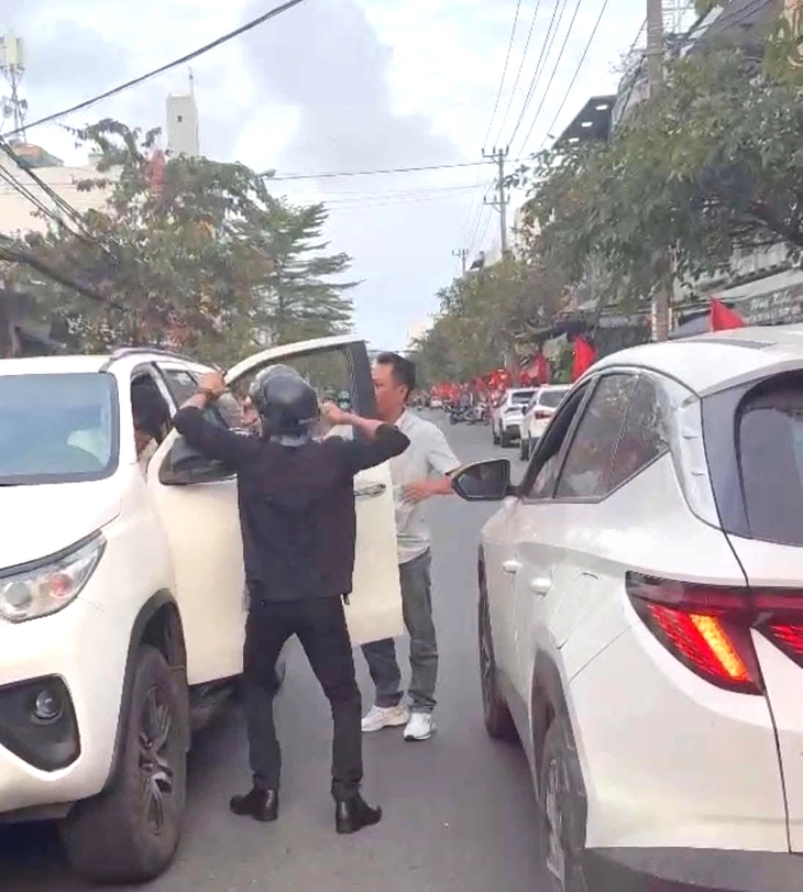 Bắt người đàn ông hùng hổ lao vào đánh tài xế ô tô sau va chạm giao thông - Ảnh 1.