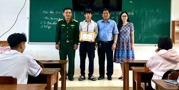 Khen thưởng nam sinh kịp thời cứu phi công nhảy dù sau vụ rơi máy bay Yak-130 - Ảnh 2.